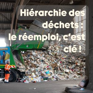 Un camion de tri sélectif déverse des déchets